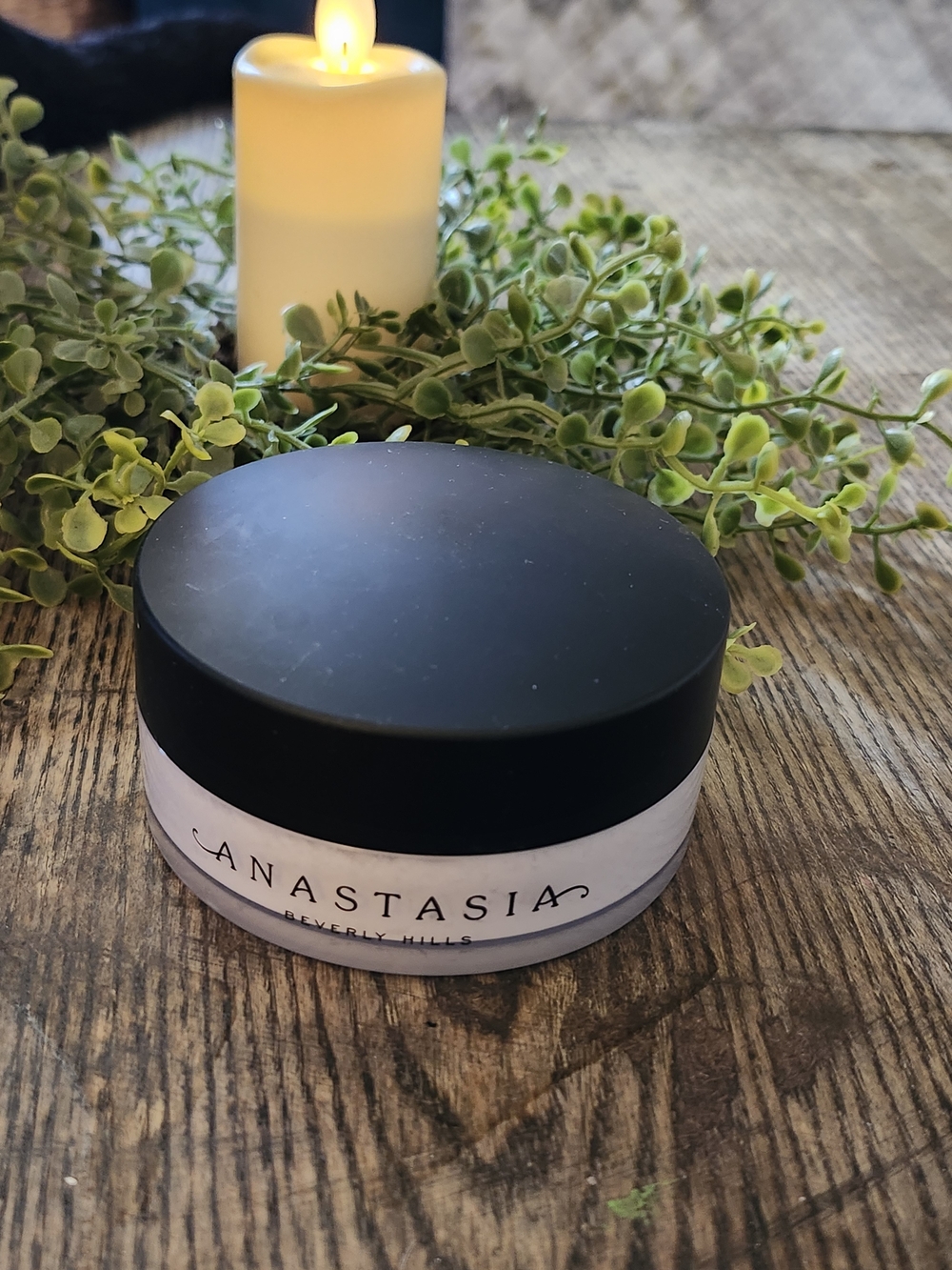 Anastasia Beverly Hills Light Pink Jar with Black Lid Setting Powder